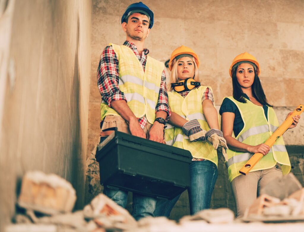 Mladí dělníci na stavbě