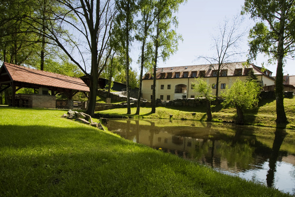 5caf78d4b15c9698a3dd7e94_02-statek-vsetice-hotel